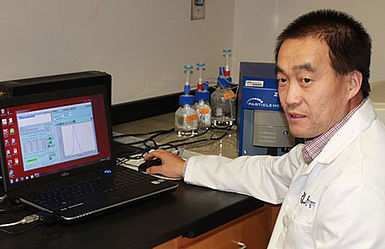 Dr Yutao Liu from Augusta University with his Particle Metrix ZetaView® system